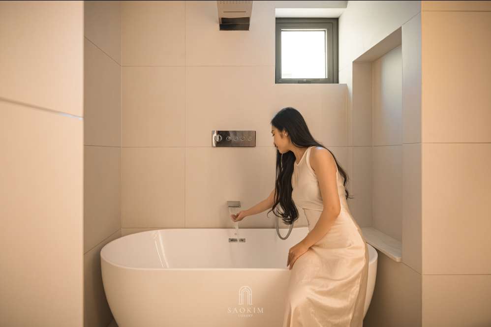 Thiết kế nội thất phòng tắm trong không gian phòng ngủ chính mang phong cách hiện đại